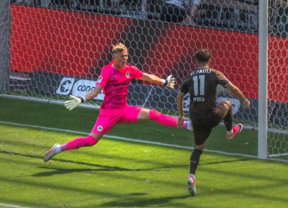FC St Pauli vs SPVGG Greuther Fürth 1:1 09.08.2026 Millerntor Stadion, BundesLigaspiel, 2. Bundesliga, FC St Pauli vs SPVGG Greuther Fürth 1:1 im Bild: Torhüter Florian Hellstern SPVGG Greuther Fürth rettet vor Arkadiusz Pyrka FC St PauliÂ *** FC St. Pauli vs. SPVGG Greuther Fürth 1–1, August 9, 2026, Millerntor Stadium, Bundesliga match, 2. Bundesliga, FC St. Pauli vs. SPVGG Greuther Fürth 1–1 in pictures: Goalkeeper Florian Hellstern of SPVGG Greuther Fürth makes a save against Arkadiusz Pyrka of FC St. PauliÂ 