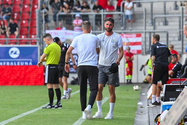 Fußball I Herren I Saison 2026-2027 I Regionalliga I 4. Spieltag I Hallescher FC - Chemnitzer FC I 09.08.2026 Das Chemnitzer Trainer Team nach dem Spiel, rechts Benjamin Duda (Trainer, Chemnitzer FC), Niklas Hoheneder (Co-Trainer) Links Halle (Saale) Leuna-Chemie-Stadion Sachsen-Anhalt Deutschland *** Soccer I Men’s I 2026–2027 Season I Regionalliga I Matchday 4 I Hallescher FC vs. Chemnitzer FC I August 9, 2026 The Chemnitzer coaching staff after the game; on the right, Benjamin Duda, head coach of Chemnitzer FC, Niklas Hoheneder, assistant coach; on the left: Halle Saale Leuna Chemie Stadium, Saxony-Anhalt, Germany Copyright: xLobeca InesxHähnelx