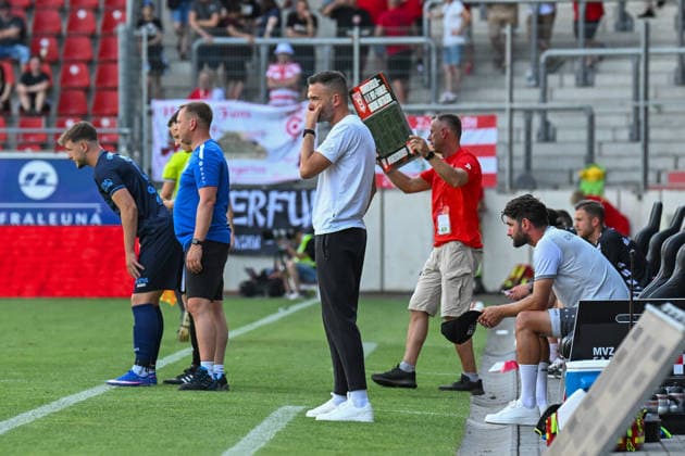 Fußball I Herren I Saison 2026-2027 I Regionalliga I 4. Spieltag I Hallescher FC - Chemnitzer FC I 09.08.2026 Benjamin Duda (Trainer, Chemnitzer FC) (Mitte) Halle (Saale) Leuna-Chemie-Stadion Sachsen-Anhalt Deutschland *** Soccer I Men s Team I 2026–2027 Season I Regionalliga I Matchday 4 I Hallescher FC vs. Chemnitzer FC I August 9, 2026 Benjamin Duda, Coach, Chemnitzer FC, Mitte Halle Saale Leuna Chemie Stadium, Saxony-Anhalt, Germany Copyright: xLobeca InesxHähnelx
