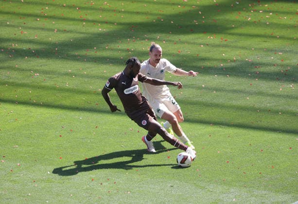 Ricky-Jade Jones (St. Pauli) im Duell mit Jannis Heuer (SpVgg Greuther Fuerth) Fussball, 2.Liga, Saison 2026-2027 Herren, FC St.Pauli gegen Greuther Fuerth, 1-1 DFL REGULATIONS PROHIBIT ANY USE OF PHOTOGRAPHS AS IMAGE SEQUENCES AND OR QUASI-VIDEO. *** Ricky Jade Jones of St. Pauli goes head-to-head with Jannis Heuer of SpVgg Greuther Fürth; Soccer, 2nd Division, 2026–2027 Men’s Season, FC St. Pauli vs. Greuther Fürth, 1–1. DFL regulations prohibit any use of photographs as image sequences and or quasi-video.