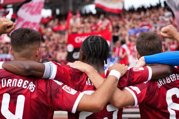 Alexios Kalogeropoulos ( 4), Mohamed Ali Zoma ( 23) und Adam Markhiyev ( 6) begruessen nach dem Spiel die Zuschauer. GER, 1. FC Nürnberg vs SG Dynamo Dresden, 2. Bundesliga, 1. Spieltag, Saison 2026-27, Max-Morlock-Stadion, Nürnberg, 09.08.2026 DFL REGULATIONS PROHIBIT ANY USE OF PHOTOGRAPHS AS IMAGE SEQUENCES AND OR QUASI-VIDEO Foto: HMB Media Scott W. Coleman Nürnberg Max-Morlock-Stadion Bayern GER Copyright: xScottxW.xColemanx