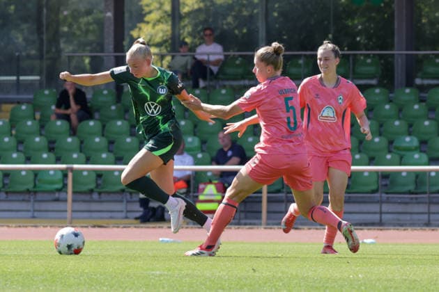 09.08.2026, xgrfx, Fussball Testspiel Frauen, SV Werder Bremen - VfL Wolfsburg v.l. Ella Peddemors (VfL Wolfsburg), Michelle Ulbrich (Werder Bremen) (DFL DFB REGULATIONS PROHIBIT ANY USE OF PHOTOGRAPHS as IMAGE SEQUENCES and or QUASI-VIDEO) Bremen *** August 9, 2026, xgrfx, Women s Soccer Friendly, SV Werder Bremen vs. VfL Wolfsburg, featuring Ella Peddemor of VfL Wolfsburg, Michelle Ulbrich, Werder Bremen. DFL and DFB regulations prohibit any use of photographs as image sequences and or quasi-video. Bremen