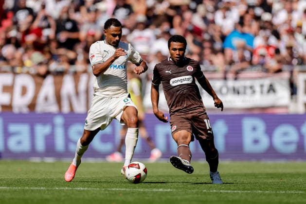 Hamburg, 9. August 2026 - Fußball, 2. Bundesliga 2026 27, FC St. Pauli - SpVgg Greuther Fürth: Sacha Banse (SpVgg Greuther Fürth, 6), Joel Chima Fujita (FC St. Pauli, 16) DFL REGULATIONS PROHIBIT ANY USE OF PHOTOGRAPHS AS IMAGE SEQUENCES AND OR QUASI-VIDEO. *** Hamburg, August 9, 2026 Soccer, 2026–27 2. Bundesliga, FC St. Pauli vs. SpVgg Greuther Fürth; Sacha Banse (SpVgg Greuther Fürth), 6; Joel Chima Fujita (FC St. Pauli), 16. DFL regulations prohibit any use of photographs as image sequences and or quasi-video.