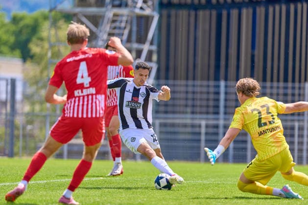 Marius Klein (SC Freiburg II, 04), Dean Melo (VfR Aalen, 18) auf dem Weg zur 1:0 Fuehrung, Jaason Jantunen (SC Freiburg II, 23) GER, VfR Aalen vs. SC Freiburg II, Fussball, Herren, Regionalliga Suedwest, 1. Spieltag, Spielzeit 2026 2027, 09.08.2026 GER, VfR Aalen vs. SC Freiburg II, Fussball, Herren, Regionalliga Suedwest, 1. Spieltag, Spielzeit 2026 2027, 09.08.2026 Aalen *** Marius Klein, SC Freiburg II, 04; Dean Melo, VfR Aalen, 18, on their way to a 1-0 lead; Jaason Jantunen, SC Freiburg II, 23 GER; VfR Aalen vs. SC Freiburg II, Soccer, Men’s, Regionalliga Southwest, Matchday 1, 2026–2027 Season, August 9, 2026 GER, VfR Aalen vs. SC Freiburg II, Soccer, Men’s, Regionalliga Southwest, Matchday 1, 2026–2027 season, August 9, 2026 Aalen Copyright: xEibner-Pressefotox EP_ODS