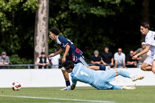U17, U 17 DFB-Nachwuchsliga: 1. FC Köln vs. SV Sandhausen; 09.08.2026 KÖLN, GERMANY - AUGUST 09: Yassin Tollih (1. FC Köln, 8) im Zweikampf gegen Riccardo Moro (SV Sandhausen, 1) - Elfmeterfoul - während dem 1. Spieltag der Vorrunde Gruppe E - U17 DFB-Nachwuchsliga zwischen 1. FC Köln vs. SV Sandhausen am Geissbockheim Platz 7 am 09. August 2026 in Köln, Deutschland. *** U17 DFB Youth League 1 FC Köln vs. SV Sandhausen August 9, 2026 Cologne, Germany August 9 Yassin Tollih (1 FC Köln), No. 8, in a tackle against Riccardo Moro (SV Sandhausen), 1 penalty foul during Matchday 1 of the preliminary round, Group E, of the U17 DFB Youth League between 1 FC Köln and SV Sandhausen at Geissbockheim Field 7 on August 9, 2026, in Cologne, Germany Copyright: xBEAUTIFULxSPORTS Wunderlx