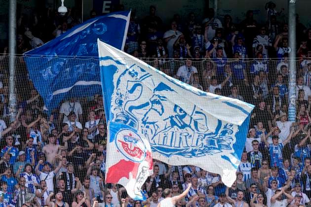Die mitgereisten Ultras von F.C. Hansa Rostock schwenken in der Fankurve ihre Fahnen, Gästefans, Gästeblock, Gast, Fanblock, freuen sich aufs Spiel, Fans, Publikum, Zuschauer, Stimmung, Atmosphäre, Stadion, 09.08.2026, Sinsheim (Deutschland), Fussball, 3. Liga, TSG 1899 Hoffenheim II - Hansa Rostock, DFB DFL REGULATIONS PROHIBIT ANY USE OF PHOTOGRAPHS AS IMAGE SEQUENCES AND OR QUASI-VIDEO. *** The traveling Ultras from F.C. Hansa Rostock are waving their flags in the fan section; visiting fans, visiting section, visitors, fan section, looking forward to the game; fans, audience, spectators, mood, atmosphere, stadium, August 9, 2026, Sinsheim, Germany, soccer, 3rd Division, TSG 1899 Hoffenheim II vs. Hansa Rostock, DFB and DFL regulations prohibit any use of photographs as image sequences and or quasi-video xozx