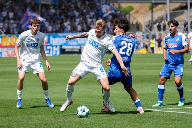 v.li.: Andreas Voglsammer (Rostock, 9), Florian Micheler (TSG II, 28), Zweikampf, Spielszene, Duell, duel, tackle, tackling, Dynamik, Action, Aktion, 09.08.2026, Sinsheim (Deutschland), Fussball, 3. Liga, TSG 1899 Hoffenheim II - Hansa Rostock, DFB DFL REGULATIONS PROHIBIT ANY USE OF PHOTOGRAPHS AS IMAGE SEQUENCES AND OR QUASI-VIDEO. *** From left: Andreas Voglsammer (Rostock), 9; Florian Micheler (TSG II), 28; tackle, game scene, duel, tackle, tackling, dynamism, action, 09 08 2026, Sinsheim, Germany, soccer, 3rd Division, TSG 1899 Hoffenheim II vs. Hansa Rostock, DFB and DFL regulations prohibit any use of photographs as image sequences and or quasi-video xozx