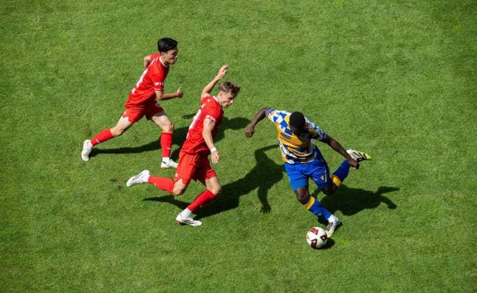 FUSSBALL - REGIONALLIGA SAISON 2026-2027 NORDOST 4. SPIELTAG JENA - ERFURT ** NUR FÜR REDAKTIONELLE ZWECKE ** EDITORIAL USE ONLY **<p>09 08 2026-Jena: Fussball Regionalliga Nordost Saison 2026 20227 Ernst-Abbe-Sportfeld 4. Spieltag FC Carl Zeiss Jena - FC Rot Weiss Erfurt im Foto: Hinata Gonda 34 (FC Rot-Weiß Erfurt)und Laurenz Dehl 29 (FC Rot‘Weiß Erfurt) im Zweikampf mit Malik Talabidi 12 (FC Carl Zeiss Jena) ( Deutschland Thueringen Jena Copyright: SaschaxFromm *** SOCCER REGIONAL LEAGUE SEASON 2026–2027 NORTHEAST MATCHDAY 4 JENA VS. ERFURT ** FOR EDITORIAL PURPOSES ONLY ** EDITORIAL USE ONLY ** August 9, 2026 Jena Soccer Regional League Northeast Season 2026–2027 Ernst Abbe Sportfeld Matchday 4 FC Carl Zeiss Jena vs. FC Rot-Weiß Erfurt In the photo: Hinata Gonda (34, FC Rot-Weiß Erfurt) and Laurenz Dehl (29, FC Rot-Weiß Erfurt in a tackle with Malik Talabidi 12 of FC Carl Zeiss Jena, Germany, Thuringia, Jena. Copyright SaschaxFromm Copyright: SaschaxFromm doc87327jbe0xc6796qpss ,EDITORIAL USE ONLY