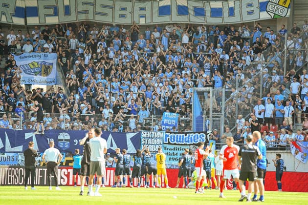 Fußball I Herren I Saison 2026-2027 I Regionalliga I 4. Spieltag I Hallescher FC - Chemnitzer FC I 09.08.2026 Die Mannschaft vom Chemnitzer FC feiert nach dem Spiel den Support ihrer Fans in der Gästekurve Halle (Saale) Leuna-Chemie-Stadion Sachsen-Anhalt Deutschland *** Soccer I Men’s Team I 2026–2027 Season I Regionalliga I Matchday 4 I Hallescher FC vs. Chemnitzer FC I August 9, 2026 The Chemnitzer FC team celebrates the support of their fans in the visitors’ section after the game Halle Saale Leuna Chemie Stadium, Saxony-Anhalt, Germany Copyright: xLobeca InesxHähnelx