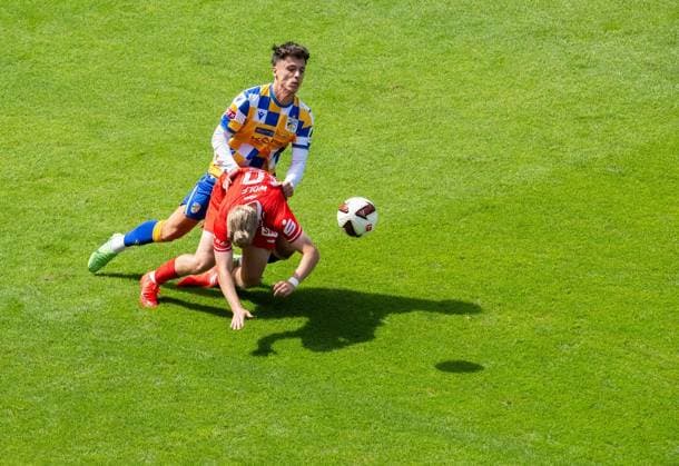 FUSSBALL - REGIONALLIGA SAISON 2026-2027 NORDOST 4. SPIELTAG JENA - ERFURT ** NUR FÜR REDAKTIONELLE ZWECKE ** EDITORIAL USE ONLY **<p>09 08 2026-Jena: Fussball Regionalliga Nordost Saison 2026 20227 Ernst-Abbe-Sportfeld 4. Spieltag FC Carl Zeiss Jena - FC Rot Weiss Erfurt im Foto: Marco Wolf 10 (FC Rot-Weiß Erfurt) im Zweikampf mit Dion Ajvazi 10 (FC Carl Zeiss Jena) ( Deutschland Thueringen Jena Copyright: SaschaxFromm *** SOCCER REGIONAL LEAGUE SEASON 2026–2027 NORTHEAST, MATCHDAY 4: JENA VS. ERFURT ** FOR EDITORIAL PURPOSES ONLY ** EDITORIAL USE ONLY ** p August 9, 2026 Jena Soccer Regional League Northeast Season 2026–2027 Ernst Abbe Sports Field Matchday 4 FC Carl Zeiss Jena vs. FC Rot-Weiss Erfurt; pictured: Marco Wolf 10 of FC Rot-Weiss Erfurt in a tackle with Dion Ajvazi 10 FC Carl Zeiss Jena, Germany, Thuringia, Jena. Copyright SaschaxFromm Copyright: SaschaxFromm doc87327jk83wgobg08rlf ,EDITORIAL USE ONLY