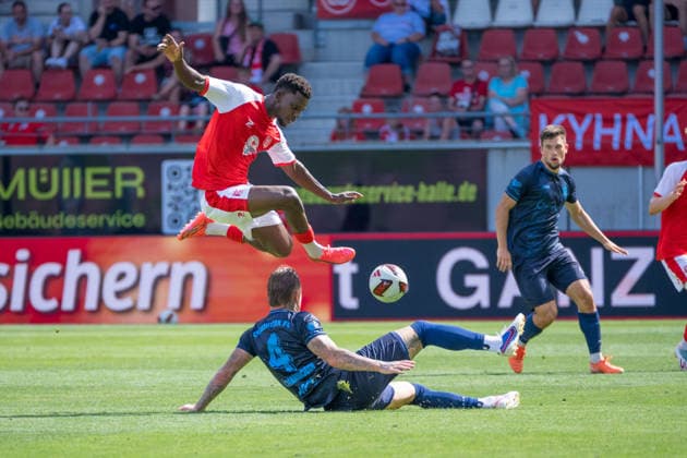 Bocar Baro (HFC, 9), Jan Löhmannsröben (CFC, 4), Hallescher FC vs. Chemnitzer FC, Fussball, Regionalliga Nordost, 4. Spieltag, Saison 2026 27, 09.08.2026 Halle Leuna Chemie Stadion ST Deutschland *** Bocar Baro HFC, 9, Jan Löhmannsröben CFC, 4, Hallescher FC vs. Chemnitzer FC, Soccer, Northeast Regional League, Matchday 4, 2026–27 Season, August 9, 2026, Halle Leuna Chemie Stadium, ST Deutschland