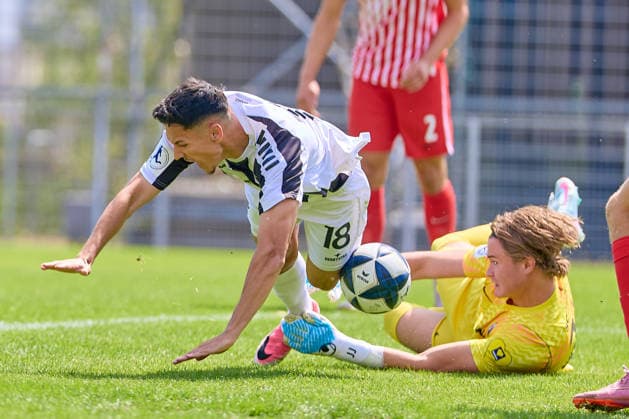 Dean Melo (VfR Aalen, 18) blockt im Fallen mit dem Oberschenkel den Abpraller von Jaason Jantunen (SC Freiburg II, 23) und trifft so zum 1:0 Tor, Torerfolg GER, VfR Aalen vs. SC Freiburg II, Fussball, Herren, Regionalliga Suedwest, 1. Spieltag, Spielzeit 2026 2027, 09.08.2026 GER, VfR Aalen vs. SC Freiburg II, Fussball, Herren, Regionalliga Suedwest, 1. Spieltag, Spielzeit 2026 2027, 09.08.2026 Aalen *** Dean Melo (VfR Aalen, 18) blocks the rebound from Jaason Jantunen (SC Freiburg II, 23) with his thigh as he falls, scoring the 1–0 goal; goal scored by GER, VfR Aalen vs. SC Freiburg II, Soccer, Men’s, Regionalliga Southwest, Matchday 1, 2026–2027 season, August 9, 2026, GER, VfR Aalen vs. SC Freiburg II, Soccer, Men’s, Regionalliga Southwest, Matchday 1, 2026–2027 season, August 9, 2026, Aalen Copyright: xEibner-Pressefotox EP_ODS