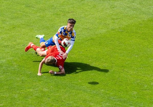 FUSSBALL - REGIONALLIGA SAISON 2026-2027 NORDOST 4. SPIELTAG JENA - ERFURT ** NUR FÜR REDAKTIONELLE ZWECKE ** EDITORIAL USE ONLY **<p>09 08 2026-Jena: Fussball Regionalliga Nordost Saison 2026 20227 Ernst-Abbe-Sportfeld 4. Spieltag FC Carl Zeiss Jena - FC Rot Weiss Erfurt im Foto: Marco Wolf 10 (FC Rot-Weiß Erfurt) im Zweikampf mit Dion Ajvazi 10 (FC Carl Zeiss Jena) ( Deutschland Thueringen Jena Copyright: SaschaxFromm *** SOCCER REGIONAL LEAGUE SEASON 2026–2027 NORTHEAST, MATCHDAY 4: JENA VS. ERFURT ** FOR EDITORIAL PURPOSES ONLY ** EDITORIAL USE ONLY ** p August 9, 2026 Jena Soccer Regional League Northeast Season 2026–2027 Ernst Abbe Sports Field Matchday 4 FC Carl Zeiss Jena vs. FC Rot-Weiss Erfurt; pictured: Marco Wolf 10 of FC Rot-Weiss Erfurt in a tackle with Dion Ajvazi 10 FC Carl Zeiss Jena, Germany, Thuringia, Jena. Copyright SaschaxFromm Copyright: SaschaxFromm doc87327jmj7jl1nh1qw1cmm ,EDITORIAL USE ONLY