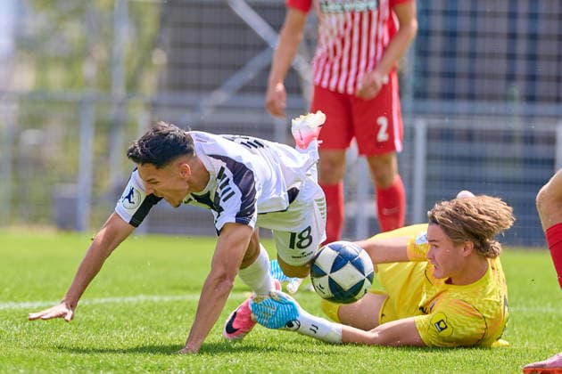 Dean Melo (VfR Aalen, 18) blockt im Fallen mit dem Oberschenkel den Abpraller von Jaason Jantunen (SC Freiburg II, 23) und trifft so zum 1:0 Tor, Torerfolg GER, VfR Aalen vs. SC Freiburg II, Fussball, Herren, Regionalliga Suedwest, 1. Spieltag, Spielzeit 2026 2027, 09.08.2026 GER, VfR Aalen vs. SC Freiburg II, Fussball, Herren, Regionalliga Suedwest, 1. Spieltag, Spielzeit 2026 2027, 09.08.2026 Aalen *** Dean Melo (VfR Aalen, 18) blocks the rebound from Jaason Jantunen (SC Freiburg II, 23) with his thigh as he falls, scoring the 1–0 goal; goal scored by GER, VfR Aalen vs. SC Freiburg II, Soccer, Men’s, Regionalliga Southwest, Matchday 1, 2026–2027 season, August 9, 2026, GER, VfR Aalen vs. SC Freiburg II, Soccer, Men’s, Regionalliga Southwest, Matchday 1, 2026–2027 season, August 9, 2026, Aalen Copyright: xEibner-Pressefotox EP_ODS