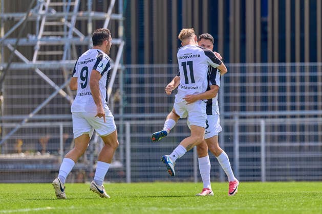 Jubel ueber den Treffer, Tor von Dean Melo (VfR Aalen, 18) bei Michael Kleinschrodt (VfR Aalen, 09) und Benjamin Kindsvater (VfR Aalen, 11) GER, VfR Aalen vs. SC Freiburg II, Fussball, Herren, Regionalliga Suedwest, 1. Spieltag, Spielzeit 2026 2027, 09.08.2026 GER, VfR Aalen vs. SC Freiburg II, Fussball, Herren, Regionalliga Suedwest, 1. Spieltag, Spielzeit 2026 2027, 09.08.2026 Aalen *** Celebration after the goal scored by Dean Melo (VfR Aalen, 18), with Michael Kleinschrodt (VfR Aalen, 09) and Benjamin Kindsvater (VfR Aalen, 11) in the background, GER, VfR Aalen vs. SC Freiburg II, Soccer, Men’s, Regionalliga Southwest, Matchday 1, 2026–2027 season, August 9, 2026 GER, VfR Aalen vs. SC Freiburg II, soccer, men’s, Regionalliga Southwest, Matchday 1, 2026–2027 season, August 9, 2026 Aalen Copyright: xEibner-Pressefotox EP_ODS