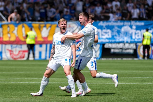 v.li.: Torschütze Andreas Voglsammer (Rostock, 9), Jonas Dirkner (Rostock, 6), Florian Bohnert (Rostock, 3), Spieler vom F.C. Hansa Rostock, jubeln über das Tor zum 0:1, Jubel, Torjubel, Torerfolg, celebrate the goal, goal, celebration, jubelt ueber das Tor, Freuen, Freude, freut sich, optimistisch, positiv, Spielszene, Highlight, Action, Aktion, 09.08.2026, Sinsheim (Deutschland), Fussball, 3. Liga, TSG 1899 Hoffenheim II - Hansa Rostock, DFB DFL REGULATIONS PROHIBIT ANY USE OF PHOTOGRAPHS AS IMAGE SEQUENCES AND OR QUASI-VIDEO. *** From left: Goal scorer Andreas Voglsammer (Rostock, 9), Jonas Dirkner (Rostock, 6), Florian Bohnert (Rostock, 3), players from FC Hansa Rostock, celebrating the 0-1 goal, Celebration, goal celebration, scoring a goal, celebrate the goal, goal, celebration, celebrating the goal, joy, happiness, happy, optimistic, positive, game scene, highlight, action, 09 08 2026, Sinsheim, Germany, soccer, 3rd League, TSG 1899 Hoffenheim II vs. Hansa Rostock, DFB and DFL regulations prohibit any use of photographs as image sequences and or quasi-video xozx