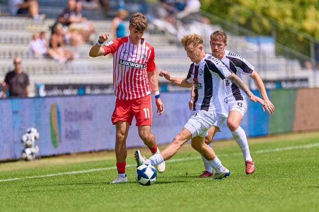 Zweikampf, Duell zwischen Mateo Zelic (SC Freiburg II, 11), Benjamin Kindsvater (VfR Aalen, 11), Jascha Doeringer (VfR Aalen, 08) GER, VfR Aalen vs. SC Freiburg II, Fussball, Herren, Regionalliga Suedwest, 1. Spieltag, Spielzeit 2026 2027, 09.08.2026 GER, VfR Aalen vs. SC Freiburg II, Fussball, Herren, Regionalliga Suedwest, 1. Spieltag, Spielzeit 2026 2027, 09.08.2026 Aalen *** Tackle, duel between Mateo Zelic (SC Freiburg II, 11), Benjamin Kindsvater (VfR Aalen, 11), and Jascha Doeringer (VfR Aalen, 08 GER), VfR Aalen vs. SC Freiburg II, Soccer, Men’s, Regionalliga Southwest, Matchday 1, 2026–2027 season, August 9, 2026 (GER), VfR Aalen vs. SC Freiburg II, Soccer, Men’s, Regionalliga Southwest, Matchday 1, 2026–2027 season, August 9, 2026, Aalen Copyright: xEibner-Pressefotox EP_ODS