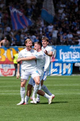 v.li.: Torschütze Andreas Voglsammer (Rostock, 9), Jonas Dirkner (Rostock, 6), Florian Bohnert (Rostock, 3), Spieler vom F.C. Hansa Rostock, jubeln über das Tor zum 0:1, Jubel, Torjubel, Torerfolg, celebrate the goal, goal, celebration, jubelt ueber das Tor, Freuen, Freude, freut sich, optimistisch, positiv, Spielszene, Highlight, Action, Aktion, 09.08.2026, Sinsheim (Deutschland), Fussball, 3. Liga, TSG 1899 Hoffenheim II - Hansa Rostock, DFB DFL REGULATIONS PROHIBIT ANY USE OF PHOTOGRAPHS AS IMAGE SEQUENCES AND OR QUASI-VIDEO. *** From left: Goal scorer Andreas Voglsammer (Rostock, 9), Jonas Dirkner (Rostock, 6), Florian Bohnert (Rostock, 3), players from FC Hansa Rostock, celebrating the 0-1 goal, Celebration, goal celebration, scoring a goal, celebrate the goal, goal, celebration, celebrating the goal, joy, happiness, happy, optimistic, positive, game scene, highlight, action, 09 08 2026, Sinsheim, Germany, soccer, 3rd League, TSG 1899 Hoffenheim II vs. Hansa Rostock, DFB and DFL regulations prohibit any use of photographs as image sequences and or quasi-video xozx