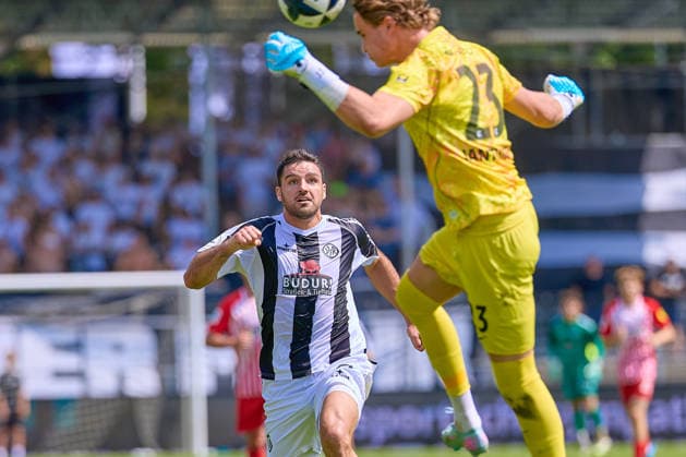 Jaason Jantunen (SC Freiburg II, 23) rettet per Kopfball vor dem heranstuermenden Michael Kleinschrodt (VfR Aalen, 09) GER, VfR Aalen vs. SC Freiburg II, Fussball, Herren, Regionalliga Suedwest, 1. Spieltag, Spielzeit 2026 2027, 09.08.2026 GER, VfR Aalen vs. SC Freiburg II, Fussball, Herren, Regionalliga Suedwest, 1. Spieltag, Spielzeit 2026 2027, 09.08.2026 Aalen *** Jaason Jantunen (SC Freiburg II), 23, makes a header save against the onrushing Michael Kleinschrodt (VfR Aalen), 09 GER, VfR Aalen vs. SC Freiburg II, Soccer, Men’s, Regionalliga Southwest, Matchday 1, 2026–2027 season, August 9, 2026 GER, VfR Aalen vs. SC Freiburg II, Soccer, Men s, Regionalliga Southwest, Matchday 1, 2026–2027 season, August 9, 2026 Aalen Copyright: xEibner-Pressefotox EP_ODS
