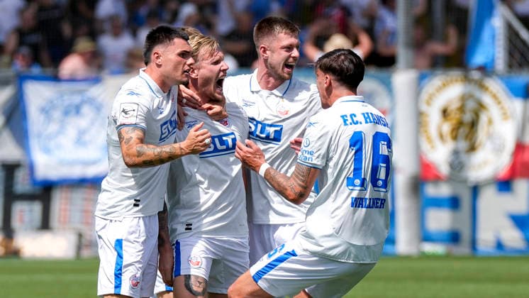 v.li.: Niklas Kölle (Rostock, 32), Torschütze Andreas Voglsammer (Rostock, 9), Jonas Dirkner (Rostock, 6), Lukas Wallner (Rostock, 16), Spieler vom F.C. Hansa Rostock, jubeln über das Tor zum 0:1, Jubel, Torjubel, Torerfolg, celebrate the goal, goal, celebration, jubelt ueber das Tor, Freuen, Freude, freut sich, optimistisch, positiv, Spielszene, Highlight, Action, Aktion, 09.08.2026, Sinsheim (Deutschland), Fussball, 3. Liga, TSG 1899 Hoffenheim II - Hansa Rostock, DFB DFL REGULATIONS PROHIBIT ANY USE OF PHOTOGRAPHS AS IMAGE SEQUENCES AND OR QUASI-VIDEO. *** From left: Niklas Kölle (Rostock), 32; goal scorer Andreas Voglsammer (Rostock), 9; Jonas Dirkner (Rostock), 6; Lukas Wallner (Rostock), 16; players from FC Hansa Rostock celebrate the goal that made the score 0–1, Celebration, goal celebration, scoring a goal, celebrate the goal, goal, celebration, celebrating the goal, joy, happiness, happy, optimistic, positive, game scene, highlight, action, 09 08 2026, Sinsheim, Germany, soccer, 3rd Division, TSG 1899 Hoffenheim II vs. Hansa Rostock, DFB and DFL regulations prohibit any use of photographs as image sequences and or quasi-video xozx