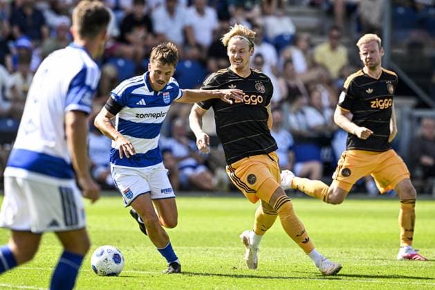 ZWOLLE - (lr) Ryan Thomas of PEC Zwolle, Julian Brandt of Ajax during the Dutch Eredivisie match between PEC Zwolle and AFC Ajax at the MAC3Park stadium on August 9, 2026 in Zwolle, the Netherlands. OLAF KRAAK ANP Eredivisie 2026 27 xVIxANPxSportx xxANPxIVx 565157224 originalFilename: 565157224.jpg