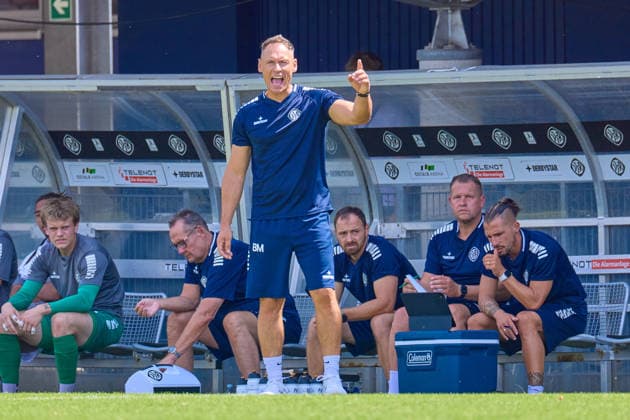 Benjamino Molinari (VfR Aalen, Chef-Trainer) zeigt an GER, VfR Aalen vs. SC Freiburg II, Fussball, Herren, Regionalliga Suedwest, 1. Spieltag, Spielzeit 2026 2027, 09.08.2026 GER, VfR Aalen vs. SC Freiburg II, Fussball, Herren, Regionalliga Suedwest, 1. Spieltag, Spielzeit 2026 2027, 09.08.2026 Aalen *** Benjamino Molinari, head coach of VfR Aalen, will be in charge for the match between VfR Aalen and SC Freiburg II, soccer, men s, Regionalliga Southwest, Matchday 1, 2026–2027 season, August 9, 2026, GER, VfR Aalen vs. SC Freiburg II, Soccer, Men’s, Regionalliga Southwest, Matchday 1, 2026–2027 season, August 9, 2026, Aalen Copyright: xEibner-Pressefotox EP_ODS