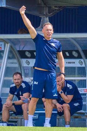 Benjamino Molinari (VfR Aalen, Chef-Trainer) zeigt an GER, VfR Aalen vs. SC Freiburg II, Fussball, Herren, Regionalliga Suedwest, 1. Spieltag, Spielzeit 2026 2027, 09.08.2026 GER, VfR Aalen vs. SC Freiburg II, Fussball, Herren, Regionalliga Suedwest, 1. Spieltag, Spielzeit 2026 2027, 09.08.2026 Aalen *** Benjamino Molinari, head coach of VfR Aalen, will be in charge for the match between VfR Aalen and SC Freiburg II, soccer, men s, Regionalliga Southwest, Matchday 1, 2026–2027 season, August 9, 2026, GER, VfR Aalen vs. SC Freiburg II, Soccer, Men’s, Regionalliga Southwest, Matchday 1, 2026–2027 season, August 9, 2026, Aalen Copyright: xEibner-Pressefotox EP_ODS