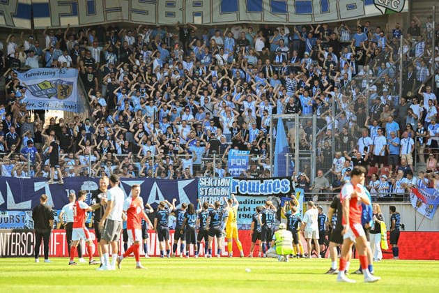 Fußball I Herren I Saison 2026-2027 I Regionalliga I 4. Spieltag I Hallescher FC - Chemnitzer FC I 09.08.2026 Die Mannschaft vom Chemnitzer FC feiert nach dem Spiel den Support ihrer Fans in der Gästekurve Halle (Saale) Leuna-Chemie-Stadion Sachsen-Anhalt Deutschland *** Soccer I Men’s Team I 2026–2027 Season I Regionalliga I Matchday 4 I Hallescher FC vs. Chemnitzer FC I August 9, 2026 The Chemnitzer FC team celebrates the support of their fans in the visitors’ section after the game Halle Saale Leuna Chemie Stadium, Saxony-Anhalt, Germany Copyright: xLobeca InesxHähnelx