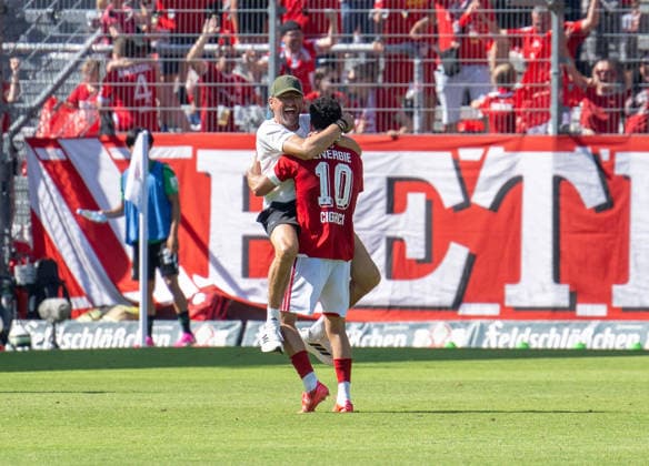 Fussball, Herren, Saison 2026 2027, 2. Bundesliga (1. Spieltag), FC Energie Cottbus - Hannover 96, v.l. Trainer Claus-Dieter Pele Wollitz (Energie Cottbus), Tolcay Cigerci (Energie Cottbus), Jubel nach Tor zum 3:1, 09.08. 2026, *** Soccer, Men s, 2026–2027 Season, 2. Bundesliga, Matchday 1, FC Energie Cottbus vs. Hannover 96; from left: Coach Claus Dieter Pele Wollitz (Energie Cottbus), Tolcay Cigerci (Energie Cottbus); celebration after the goal that made it 3–1; August 9, 2026, Copyright: xSebastianxRäppold MatthiasxKochx