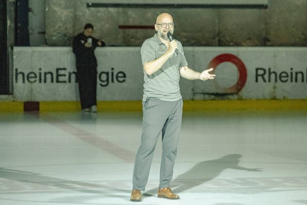 Philipp Walter (KEC, Geschaeftsfuehrer) begruesst die Zuschauer zum oeffentlichen Training. Oeffentliches Training Koelner Haie im Haie Zentrum, Penny DEL, Eishockey, Saison 2026 2027, 09.08.2026 oeffentliches Training Koelner Haie, Penny DEL, Saison 2026 2027, 09.08.2026 Koeln *** Philipp Walter, KEC Managing Director, welcomes spectators to the public practice session. Cologne Sharks public practice session at the Haie Zentrum, Penny DEL, ice hockey, 2026–2027 season, August 9, 2026: Cologne Sharks public practice, Penny DEL, 2026–2027 season, August 9, 2026, Cologne Copyright: xEibner-Pressefoto ThomasxHaeslerx EP_THR
