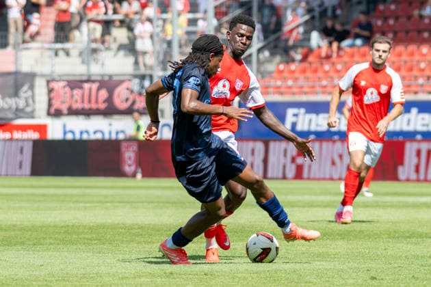 Regionalliga Nordost -Saison 26 27 Hallescher FC vs.Chemnitzer FC Halle, Deutschland 09.August 2026: Im Bild:v. li. im Zweikampf Ken Tchouangue (Chemnitz) und Bocar Baro (Halle) Halle Saale Leuna Chemie Stadion Sachsen-Anhalt Deutschland *** Regionalliga Northeast, Season 26–27: Hallescher FC vs. Chemnitzer FC, Halle, Germany, August 9, 2026. Pictured, from left, in a tackle: Ken Tchouangue (Chemnitz) and Bocar Baro (Halle). Halle-Saale, Leuna, Chemie Stadium, Saxony-Anhalt, Germany