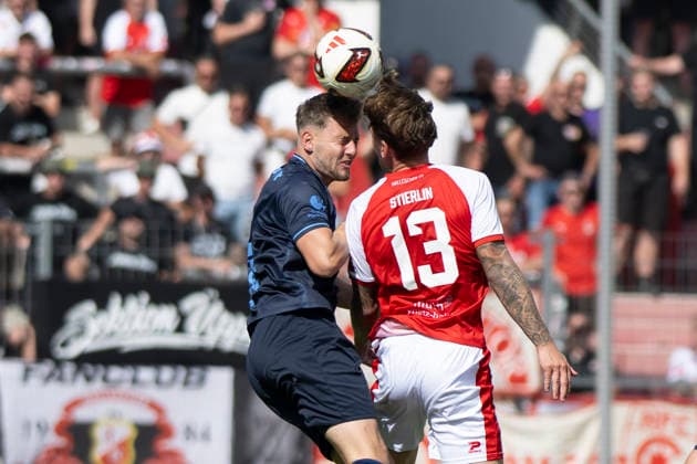 Regionalliga Nordost -Saison 26 27 Hallescher FC vs.Chemnitzer FC Halle, Deutschland 09.August 2026: Im Bild:v. li. im Zweikampf Justin Gröger Groeger (Chemnitz) und Niclas Stierlin (Halle) Kopfball, Kopfballduell Halle Saale Leuna Chemie Stadion Sachsen-Anhalt Deutschland *** Regionalliga Northeast, Season 26–27: Hallescher FC vs. Chemnitzer FC, Halle, Germany, August 9, 2026. Pictured, from left, in a tackle: Justin Gröger (Groeger) of Chemnitz and Niclas Stierlin of Halle; header, header duel; Halle Saale Leuna Chemie Stadium, Saxony-Anhalt, Germany