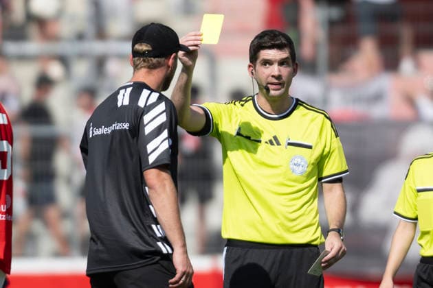 Regionalliga Nordost -Saison 26 27 Hallescher FC vs.Chemnitzer FC Halle, Deutschland 09.August 2026: Im Bild:v.li.Trainer Robert Schröder Schroeder (Halle) Gelb, gelbe Karte, Halle Saale Leuna Chemie Stadion Sachsen-Anhalt Deutschland *** Regionalliga Northeast, Season 26–27: Hallescher FC vs. Chemnitzer FC, Halle, Germany, August 9, 2026. Pictured from left: Coach Robert Schröder, Schröder, Halle, yellow card, Halle Saale Leuna Chemie Stadium, Saxony-Anhalt, Germany
