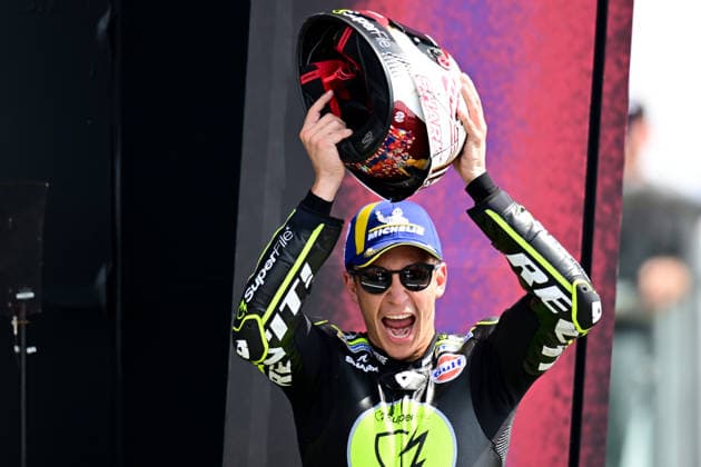 motor racing, Motorsport Moto GP Qatar Airways Grand Prix of Great Britain Superfile Trackhouse MotoGP Team rider Raul Fernandez (25) holds his helmet in the air as he enters the podium during the Moto GP Qatar Airways Grand Prix of Great Britain at Silverstone, Towcester, UK on 9 August 2026. Towcester Silverstone Northamptonshire UK Editorial use only , Copyright: xDennisxGoodwinx PSI-24671-0054
