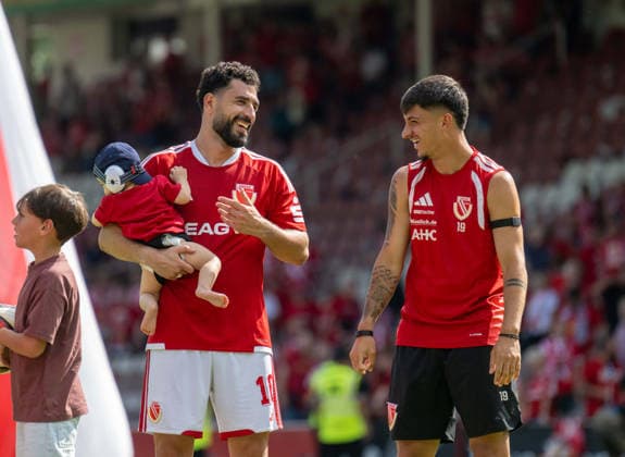 Fussball, Herren, Saison 2026 2027, 2. Bundesliga (1. Spieltag), FC Energie Cottbus - Hannover 96, v.l. Tolcay Cigerci (Energie Cottbus) mit Kind, Jannis Boziaris (Energie Cottbus), Jubel nach Abpfiff, 09.08. 2026, *** Soccer, Men s, 2026–2027 Season, 2. Bundesliga, Matchday 1, FC Energie Cottbus vs. Hannover 96, from left: Tolcay Cigerci (Energie Cottbus) with a child, Jannis Boziaris (Energie Cottbus), celebrating after the final whistle, August 9, 2026, Copyright: xSebastianxRäppold MatthiasxKochx