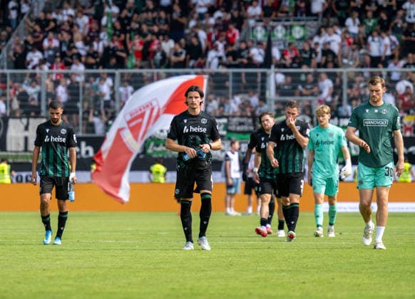 Fussball, Herren, Saison 2026 2027, 2. Bundesliga (1. Spieltag), FC Energie Cottbus - Hannover 96, v.l. Waniss Taibi (Hannover), Jean Hugonet (Hannover), Boris Tomiak (Hannover), Torhüter Pascal Loretz (Hannover), Torhüter Leo Weinkauf (Hannover), Enttäuschung nach Abpfiff, 09.08. 2026, *** Soccer, Men s, 2026–2027 Season, 2. Bundesliga, Matchday 1, FC Energie Cottbus vs. Hannover 96, from left: Waniss Taibi (Hannover), Jean Hugonet (Hannover), Boris Tomiak (Hannover), goalkeeper Pascal Loretz (Hannover), goalkeeper Leo Weinkauf (Hannover), disappointment after the final whistle, August 9, 2026, Copyright: xSebastianxRäppold MatthiasxKochx