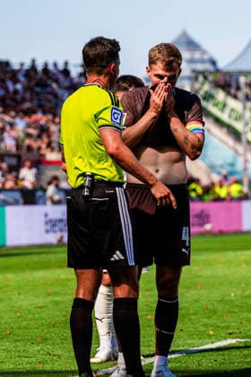 Deutschland: Fußball 2. Bundesliga 2026 27, 1. Spieltag FC St. Pauli vs SpVgg Greuther Fürth Fuerth Millerntor-Stadion (Hamburg): David Nemeth (FC St. Pauli, 4) und Harm Osmers (Schiedsrichter, Hannover) diskutieren nach einem vermeidlichen Foul *** Germany Soccer 2. Bundesliga 2026–27, Matchday 1: FC St. Pauli vs. SpVgg Greuther Fürth, Millerntor Stadium, Hamburg. David Nemeth of FC St. Pauli (No. 4) and referee Harm Osmers of Hannover discuss a suspected foul. Copyright: xStefanxTrochax
