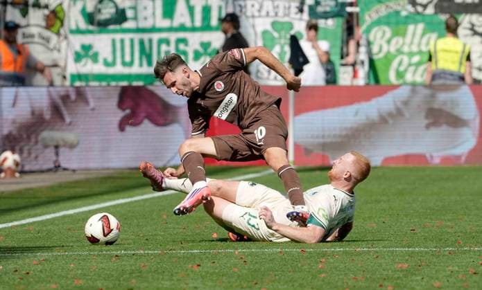 Foto : Branimir HRGOTA (Pauli) kommt zu Fall gegen Paul WILL (Fürth) Fussball 2. Bundesliga , 1. Spieltag am So. 09.08.2026 FC St. Pauli - Spvgg Greuther Fürth *** Photo by Branimir HRGOTA: Pauli goes down against Paul WILL Fürth Soccer 2. Bundesliga, Matchday 1 on Sun, Aug 9, 2026 FC St. Pauli vs. Spvgg Greuther Fürth