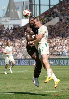 Foto : Ricky-Jade JONES ( Pauli) gegen Jannis HEUER (Fürth), der ihn foult Fussball 2. Bundesliga , 1. Spieltag am So. 09.08.2026 FC St. Pauli - Spvgg Greuther Fürth *** Photo: Ricky Jade JONES (St. Pauli) against Jannis HEUER (Fürth), who fouls him. Soccer, 2. Bundesliga, Matchday 1 on Sun, Aug 9, 2026: FC St. Pauli vs. Spvgg Greuther Fürth