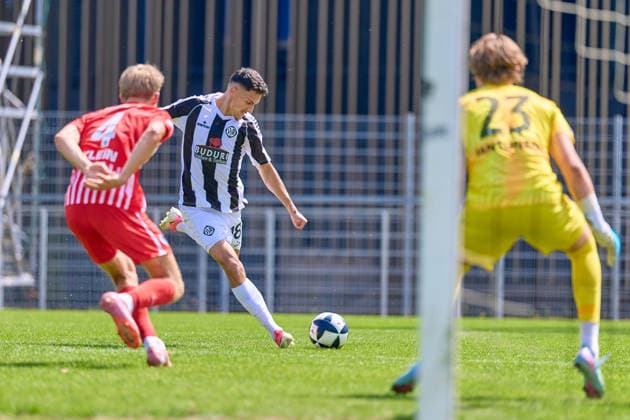 Marius Klein (SC Freiburg II, 04), Flanke Dean Melo (VfR Aalen, 18), Jaason Jantunen (SC Freiburg II, 23) GER, VfR Aalen vs. SC Freiburg II, Fussball, Herren, Regionalliga Suedwest, 1. Spieltag, Spielzeit 2026 2027, 09.08.2026 GER, VfR Aalen vs. SC Freiburg II, Fussball, Herren, Regionalliga Suedwest, 1. Spieltag, Spielzeit 2026 2027, 09.08.2026 Aalen *** Marius Klein, SC Freiburg II, 04, cross by Dean Melo, VfR Aalen, 18, Jaason Jantunen, SC Freiburg II, 23 GER, VfR Aalen vs. SC Freiburg II, Soccer, Men’s, Regionalliga Southwest, Matchday 1, 2026–2027 Season, August 9, 2026 GER, VfR Aalen vs. SC Freiburg II, Soccer, Men s, Regionalliga Southwest, Matchday 1, 2026–2027 season, August 9, 2026 Aalen Copyright: xEibner-Pressefotox EP_ODS