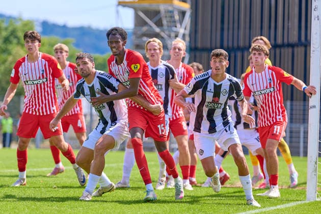Leon Koss (SC Freiburg II, 02), Michael Kleinschrodt (VfR Aalen, 09), Bilal Mohamed (SC Freiburg II, 15), Ali Odabas (VfR Aalen, 17) und Mateo Zelic (SC Freiburg II, 11) erwarten den Eckball GER, VfR Aalen vs. SC Freiburg II, Fussball, Herren, Regionalliga Suedwest, 1. Spieltag, Spielzeit 2026 2027, 09.08.2026 GER, VfR Aalen vs. SC Freiburg II, Fussball, Herren, Regionalliga Suedwest, 1. Spieltag, Spielzeit 2026 2027, 09.08.2026 Aalen *** Leon Koss, SC Freiburg II, 02; Michael Kleinschrodt, VfR Aalen, 09; Bilal Mohamed, SC Freiburg II, 15; Ali Odabas (VfR Aalen, 17) and Mateo Zelic (SC Freiburg II, 11) await the corner kick. GER, VfR Aalen vs. SC Freiburg II, soccer, men’s, Regionalliga Southwest, Matchday 1, 2026–2027 season, August 9, 2026, GER, VfR Aalen vs. SC Freiburg II, soccer, men’s, Regionalliga Southwest, Matchday 1, 2026–2027 season, August 9, 2026, Aalen Copyright: xEibner-Pressefotox EP_ODS