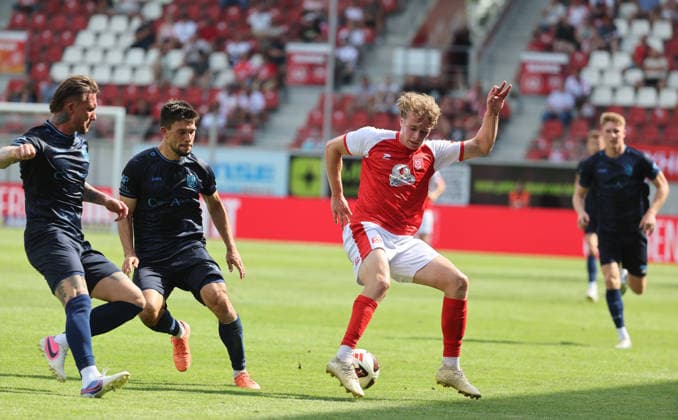 090826 Halle Saale Sachsen Anhalt Fußball Hallescher FC Halle HFC Regionalliga Nordost 4. Liga Männer Saison 2026 2027 4. Spieltag Hallescher FC - CFC Chemnitzer FC Jan Löhmannsröben ( Chemnitzer FC) Maximilian Fesser ( Chemnitzer FC) Emilo Stobbe (Hallescher FC) *** 090826 Halle, Saale, Saxony-Anhalt; Sports; Soccer; Hallescher FC; Halle; HFC; Northeast Regional League; 4th Division; Men; 2026–2027 Season; Matchday 4; Hallescher FC vs. CFC Chemnitzer FC; Jan Löhmannsröben (Chemnitzer FC); Maximilian Fesser (Chemnitzer FC); Emilo Stobbe Hallescher FC