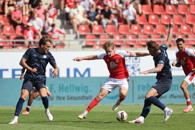 090826 Halle Saale Sachsen Anhalt Fußball Hallescher FC Halle HFC Regionalliga Nordost 4. Liga Männer Saison 2026 2027 4. Spieltag Hallescher FC - CFC Chemnitzer FC Dennis Slamar ( Chemnitzer FC) Emilo Stobbe (Hallescher FC) Jan Löhmannsröben ( Chemnitzer FC) *** 090826 Halle, Saale, Saxony-Anhalt, Sports, Soccer, Hallescher FC (Halle), HFC, Northeast Regional League (4th Division), Men s, 2026–2027 Season, Matchday 4, Hallescher FC vs. CFC Chemnitzer FC, Dennis Slamar (Chemnitzer FC), Emilo Stobbe (Hallescher FC), Jan Löhmannsröben Chemnitzer FC
