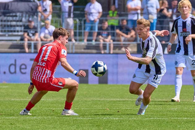 Zweikampf, Duell zwischen Mateo Zelic (SC Freiburg II, 11), Benjamin Kindsvater (VfR Aalen, 11) GER, VfR Aalen vs. SC Freiburg II, Fussball, Herren, Regionalliga Suedwest, 1. Spieltag, Spielzeit 2026 2027, 09.08.2026 GER, VfR Aalen vs. SC Freiburg II, Fussball, Herren, Regionalliga Suedwest, 1. Spieltag, Spielzeit 2026 2027, 09.08.2026 Aalen *** Tackle, duel between Mateo Zelic (SC Freiburg II, 11) and Benjamin Kindsvater (VfR Aalen, 11 GER), VfR Aalen vs. SC Freiburg II, Soccer, Men’s, Regionalliga Southwest, Matchday 1, 2026–2027 season, August 9, 2026 (GER), VfR Aalen vs. SC Freiburg II, soccer, men’s, Regionalliga Southwest, Matchday 1, 2026–2027 season, August 9, 2026, Aalen Copyright: xEibner-Pressefotox EP_ODS