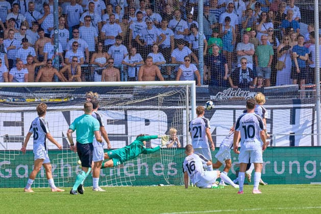 Schuss des SC Freiburg II geht knapp am Tor von Maximilian Otto (VfR Aalen, 22) vorbei GER, VfR Aalen vs. SC Freiburg II, Fussball, Herren, Regionalliga Suedwest, 1. Spieltag, Spielzeit 2026 2027, 09.08.2026 GER, VfR Aalen vs. SC Freiburg II, Fussball, Herren, Regionalliga Suedwest, 1. Spieltag, Spielzeit 2026 2027, 09.08.2026 Aalen *** SC Freiburg II s shot narrowly misses the goal defended by Maximilian Otto of VfR Aalen, 22 GER, VfR Aalen vs. SC Freiburg II, Soccer, Men s, Regionalliga Southwest, Matchday 1, 2026–2027 Season, August 9, 2026 GER, VfR Aalen vs. SC Freiburg II, Soccer, Men s, Regionalliga Southwest, Matchday 1, 2026–2027 season, August 9, 2026 Aalen Copyright: xEibner-Pressefotox EP_ODS