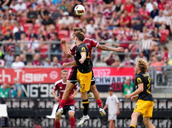 Javier Fernandez Gonzalez ( 8) und Friedrich Mueller ( 42) kaempfen im Kopfballduell um den Ball. GER, 1. FC Nürnberg vs SG Dynamo Dresden, 2. Bundesliga, 1. Spieltag, Saison 2026-27, Max-Morlock-Stadion, Nürnberg, 09.08.2026 DFL REGULATIONS PROHIBIT ANY USE OF PHOTOGRAPHS AS IMAGE SEQUENCES AND OR QUASI-VIDEO Foto: HMB Media Scott W. Coleman Nürnberg Max-Morlock-Stadion Bayern GER Copyright: xScottxW.xColemanx
