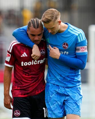 Rafael Lubach ( 18) spricht nach dem Spiel mit Jan Reichert ( 1). GER, 1. FC Nürnberg vs SG Dynamo Dresden, 2. Bundesliga, 1. Spieltag, Saison 2026-27, Max-Morlock-Stadion, Nürnberg, 09.08.2026 DFL REGULATIONS PROHIBIT ANY USE OF PHOTOGRAPHS AS IMAGE SEQUENCES AND OR QUASI-VIDEO Foto: HMB Media Scott W. Coleman Nürnberg Max-Morlock-Stadion Bayern GER Copyright: xScottxW.xColemanx
