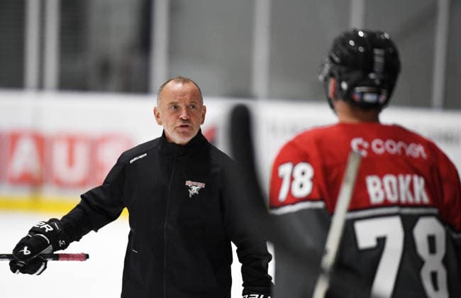 09.08.2026, xophax, KEC , Eishockey , Haie. Kölnarena 2 , Öffentliches Showtraining, Training. Trainer Thomas Berglund ( KEC ) Köln Cologne *** August 9, 2026, xophax, KEC, Ice Hockey, Haie Kölnarena 2, Public Show Practice, Practice Led by Coach Thomas Berglund, KEC Cologne