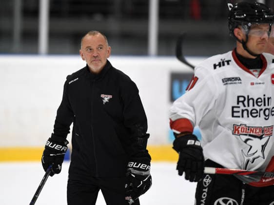 09.08.2026, xophax, KEC , Eishockey , Haie. Kölnarena 2 , Öffentliches Showtraining, Training. Trainer Thomas Berglund ( KEC ) , links und Moritz Müller , rechts ( KEC ) Köln Cologne *** August 9, 2026, xophax, KEC, Ice Hockey, Haie Kölnarena 2, Public Show Practice, Practice led by Coach Thomas Berglund (KEC), left, and Moritz Müller (KEC), right, Cologne