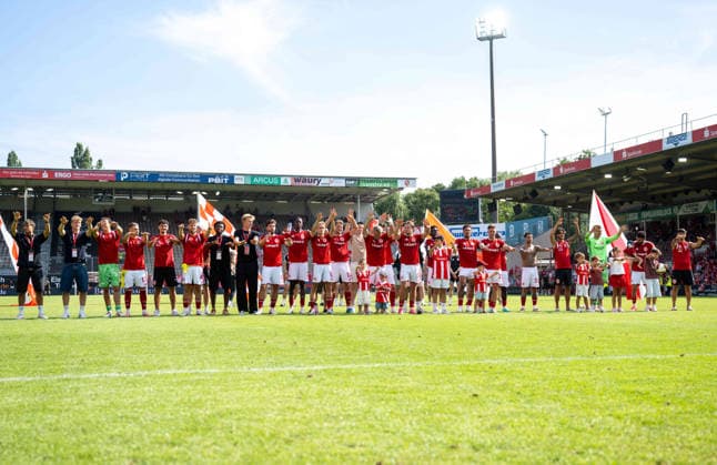 Fussball, Herren, Saison 2026 2027, 2. Bundesliga (1. Spieltag), FC Energie Cottbus - Hannover 96, Cottbuser Jubel nach Abpfiff, 09.08. 2026, *** Soccer, Men s, 2026–2027 Season, 2. Bundesliga, Matchday 1, FC Energie Cottbus vs. Hannover 96, Cottbus fans celebrating after the final whistle, August 9, 2026, Copyright: xSebastianxRäppold MatthiasxKochx
